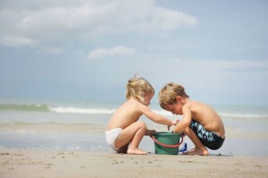 Spielende Kinder am Strand
