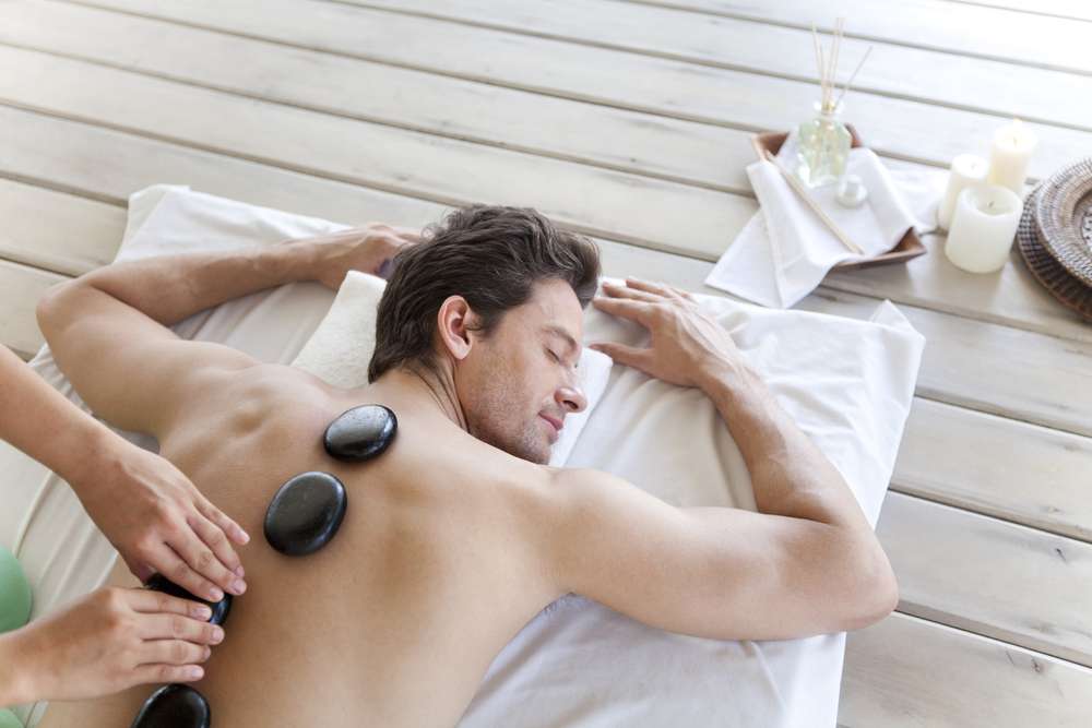 Mann bei einer Hot Stone Massage