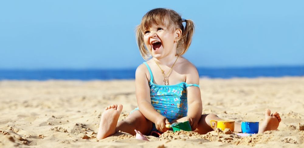 Kleines Maedchen am Strand