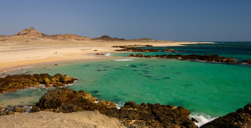 sandwüste am türkisblauen Meer