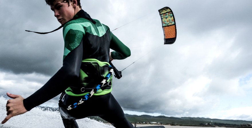 Mann fleigt mit kite übers wasser