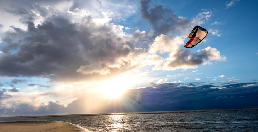 Kitesurfer in dramtischem Sonnenuntergang