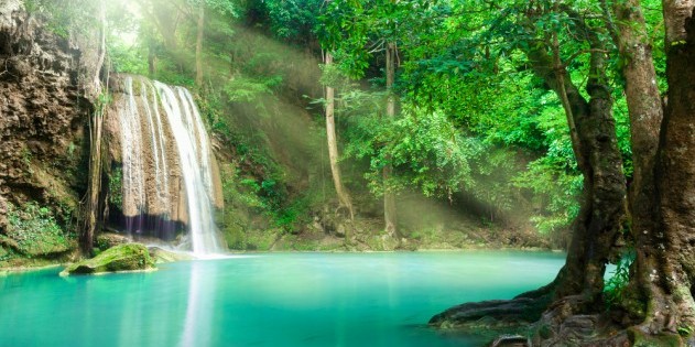 Baden am Erawan Wasserfall in der Nähe von Kanchanaburi