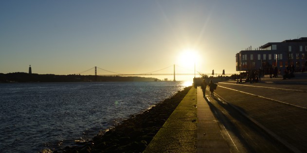 Lissabons Flusspromenade entlang des Tejo