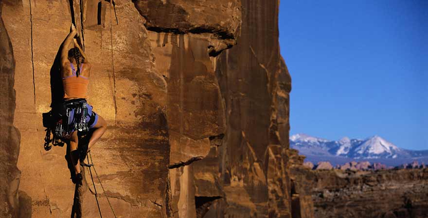 Frau beim Klettern in Moab in den USA