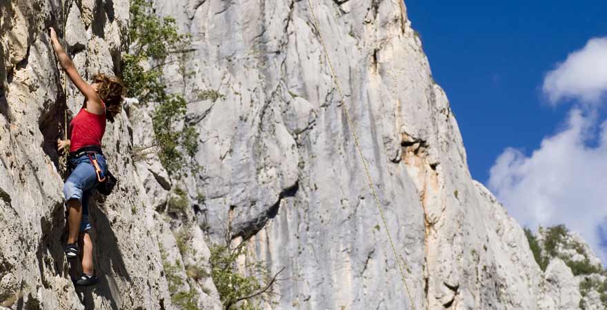 Frau beim Klettern in Paklenica in Kroatien