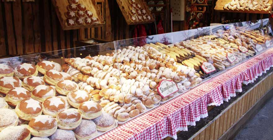 Stand eines Christkindlmarkts in Wien