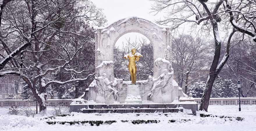 Johann Strauß Monument in einem Park in Wien im Winter