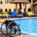 Rollstuhl am Pool