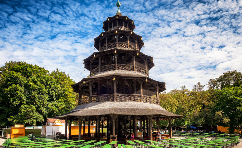 Chinesischer Turm im Englischen Garten in Muenchen in Deutschland