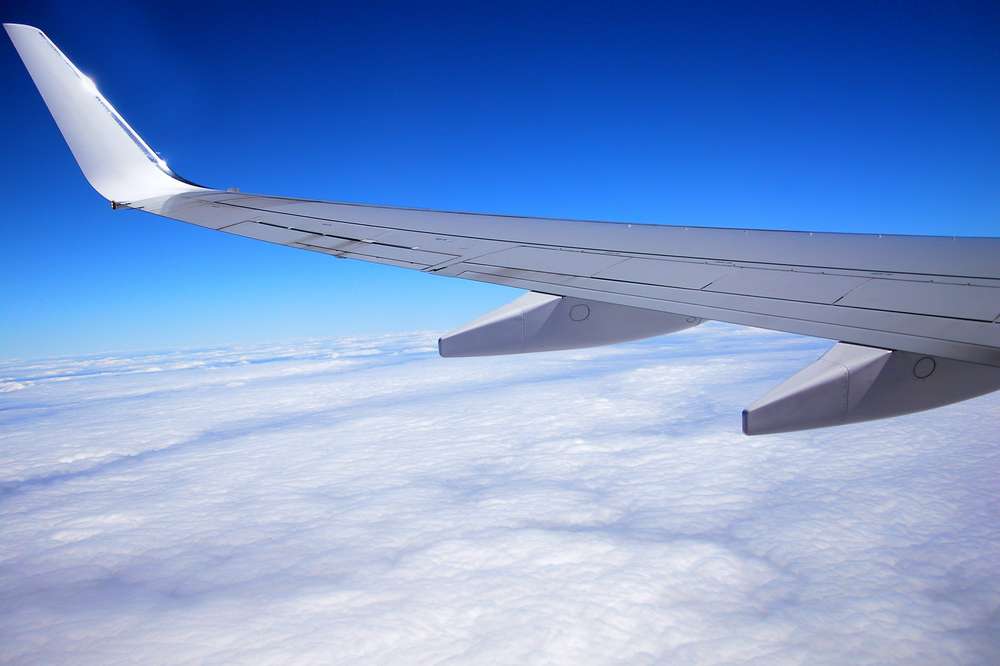 Flugzeug über den Wolken