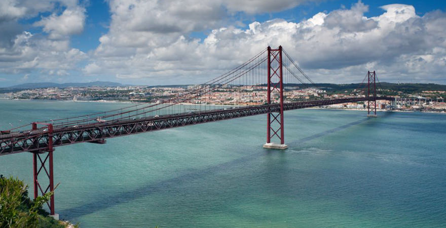 Brücke Ponte 25 de Abril in Lissabon