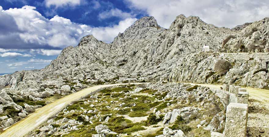 Straße im Nationalpark Velebit in Kroatien