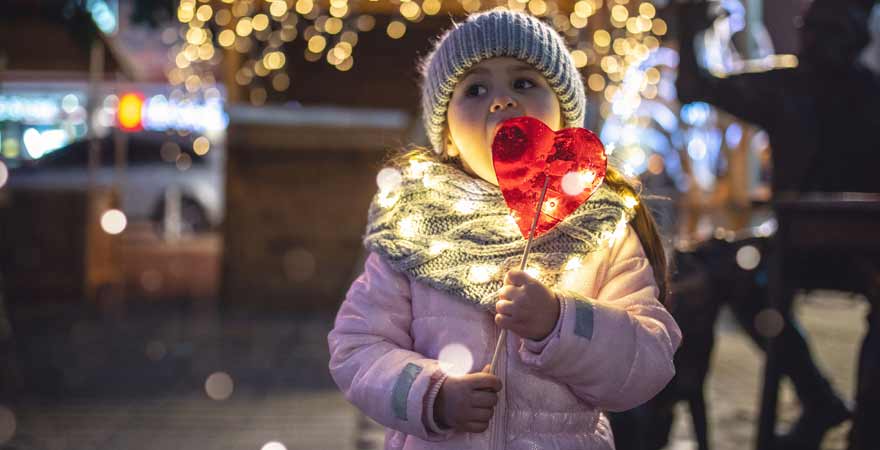 Mädchen auf einem Weihnachtsmarkt