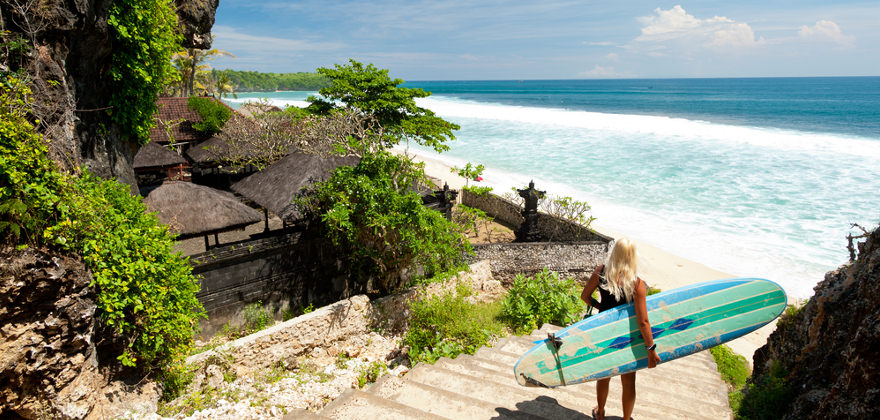 Surfen auf Bali in Indonesien