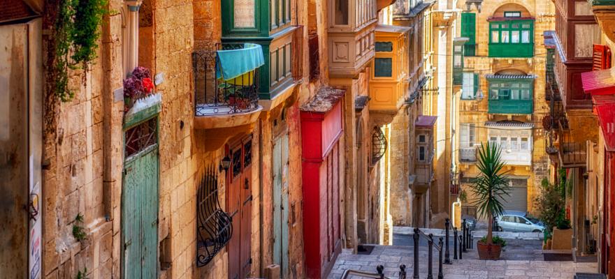 Gasse Valletta bunte Balkone