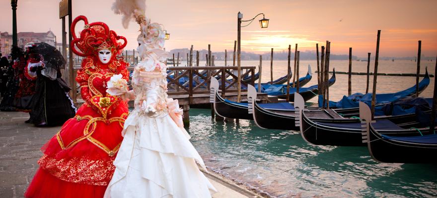 Karneval und Gondeln in Venedig