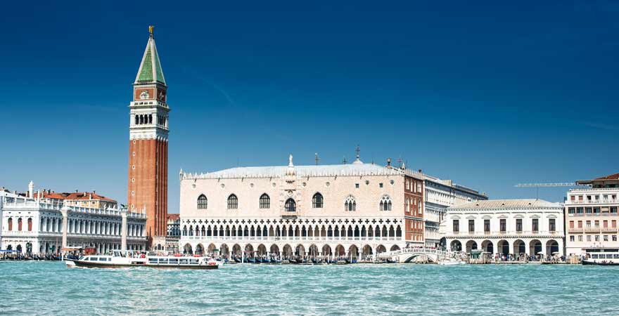 Campanile und Dogenpalast in Venedig in Italien