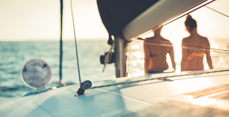 Frauen auf einer Jacht in den Malediven