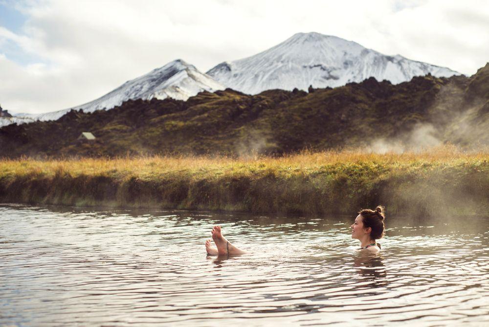Frau baded in den heißen Quellen von Landmannalaguar in Island