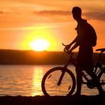 Fahrradfahren bei sonnenuntergang