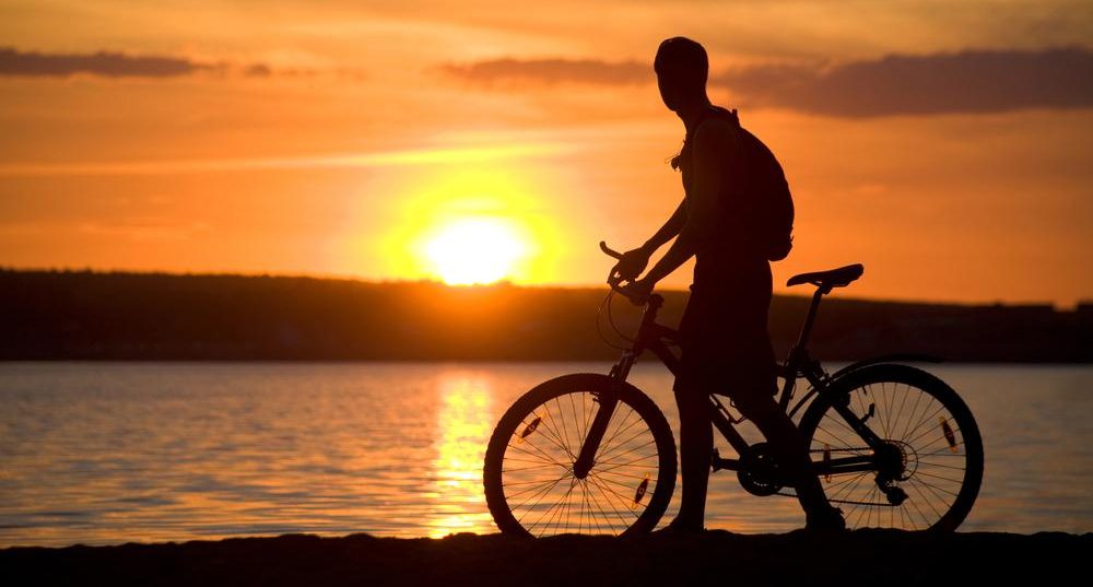 Fahrradfahren bei sonnenuntergang