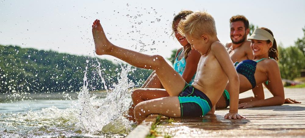 familie auf badesteg