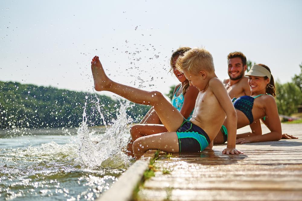 familie-auf-badesteg