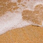 herz geformt durch Sand und Wasser