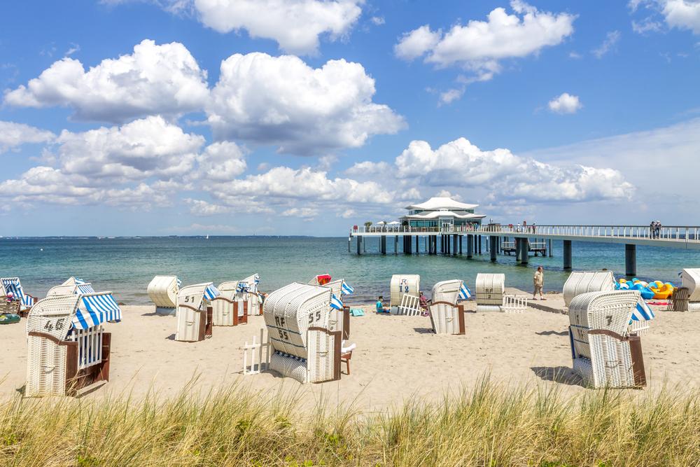 ostsee-strand-mit-strandkoerben
