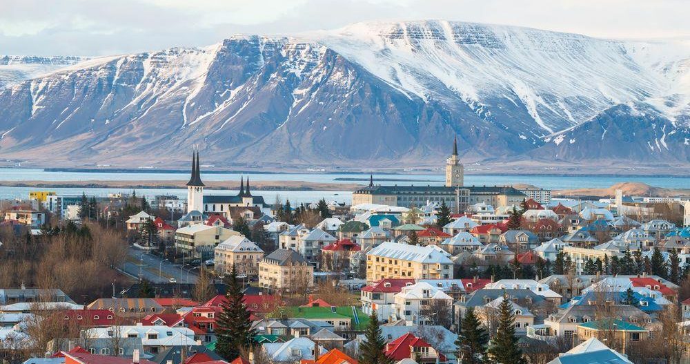 Reykjavik mit Blick auf die Berge Islands