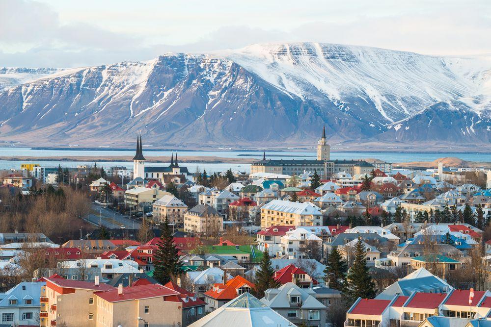 Reykjavik mit Blick auf die Berge Islands