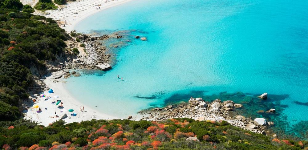 Blick von oben auf die sardinische Küste