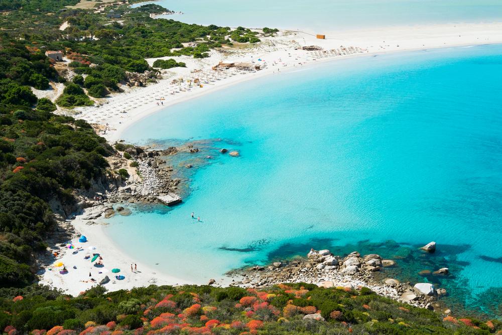 Blick von oben auf die sardinische Küste