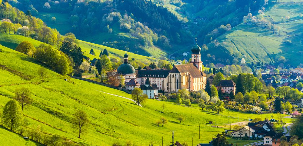 Huegelige Landschaft im Schwarzwald in Deutschland