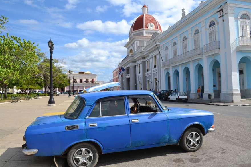 Blaues Auto in Cienfuegos