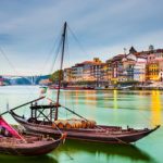 Porto in Portugal am Meer mit zwei Booten