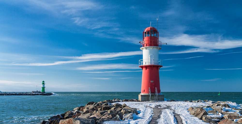 Schnee-Leuchtturm-Ostsee