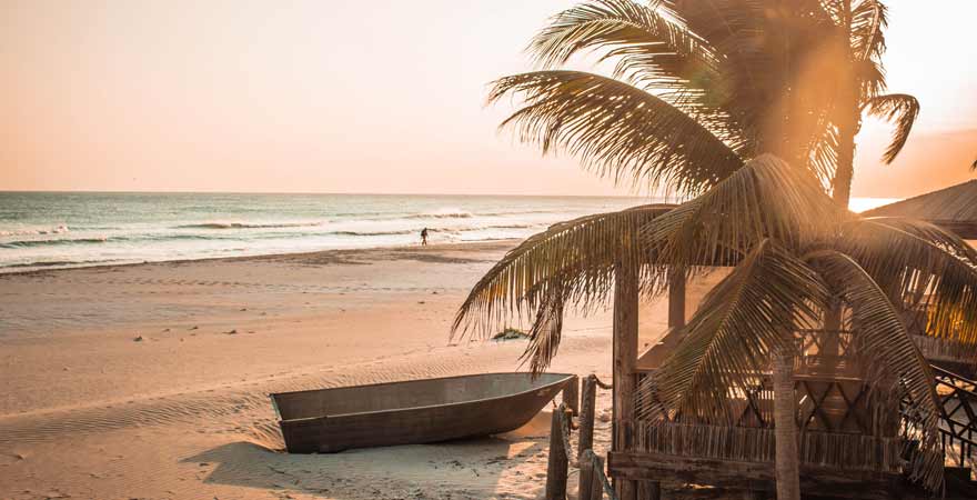Sonnenuntergang am Strand der Souly Eco Lodge im Oman