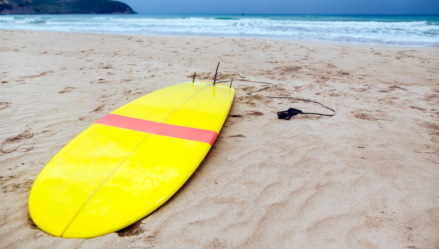 Surfbrett am Strand