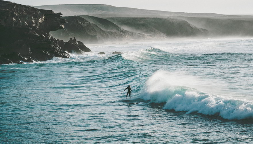 Surfer bei La Pared auf Fuerteventura in Spanien