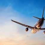 flugzeug bei sonnenuntergang