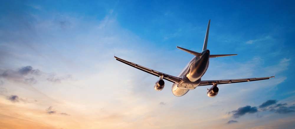 flugzeug bei sonnenuntergang