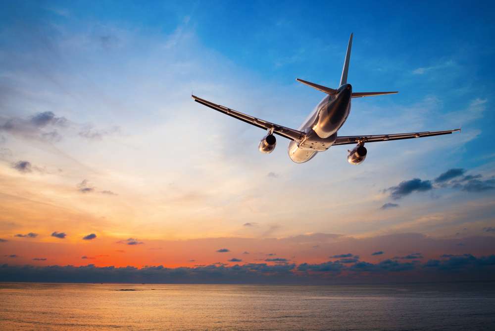 flugzeug-bei-sonnenuntergang