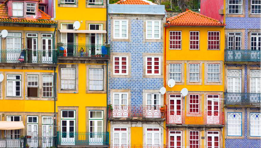 farbig gestrichenene Häuser in Porto
