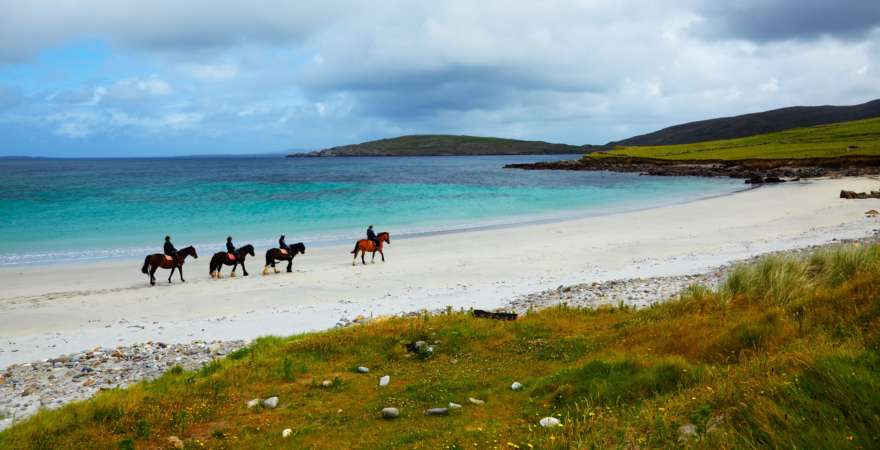 irland-Reiter-an-kueste