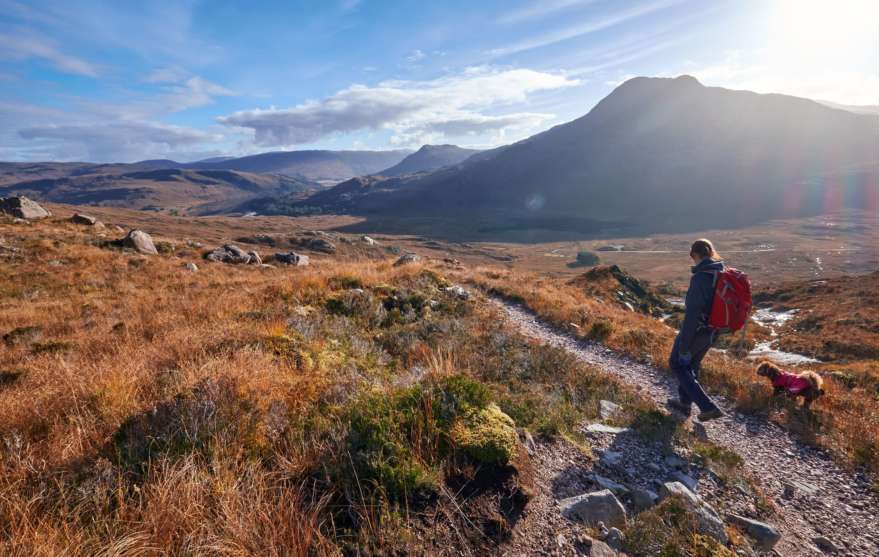 Frau-Hund-Schottland-Wandern