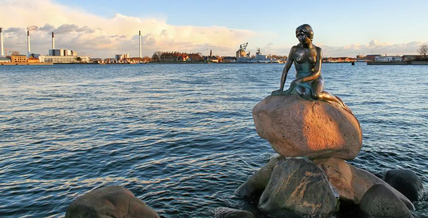 Kleine Meerjungfrau in Kopenhagen in Daenemark