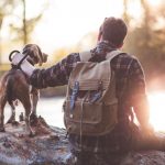 Mann mit Hund am See