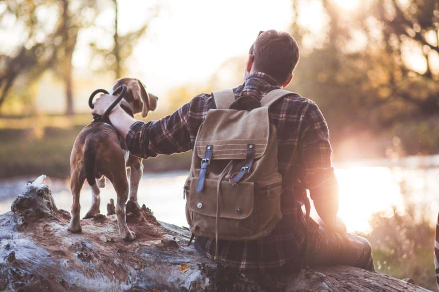 Mann-Hund-am-See